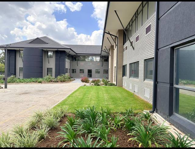 3,949M² OFFICE TO LET IN VORNA VALLEY